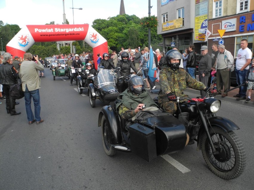 Parada pojazdów zabytkowych ulicą Wyszyńskiego