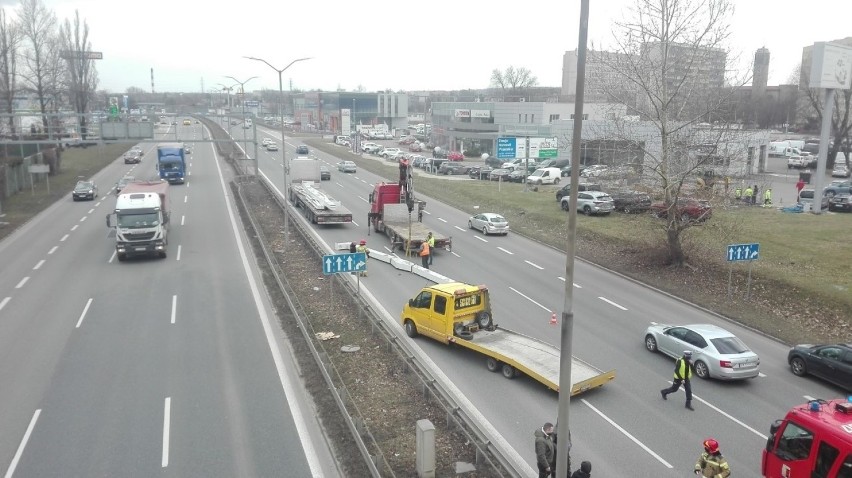 Wypadek na DTŚ w Chorzowie.

Zobacz kolejne zdjęcia....