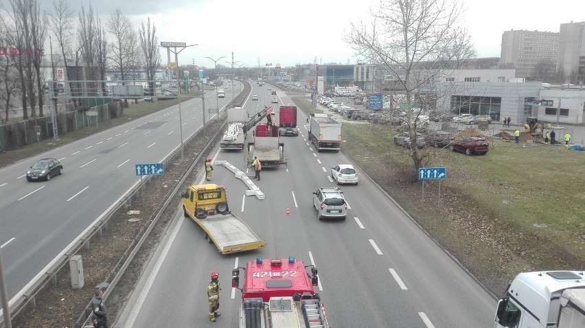 Wypadek na DTŚ w Chorzowie.

Zobacz kolejne zdjęcia....