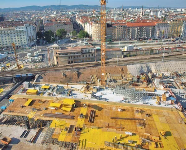 Ze znajdującego się 40 metrów nad ziemią tarasu można na bieżąco śledzić postępy na placu budowy dworca