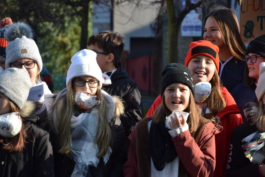 Paląc śmieci, trujesz dzieci. Happening uczniów Szkoły Podstawowej im. Arkadego Fiedlera w Zbąszyniu