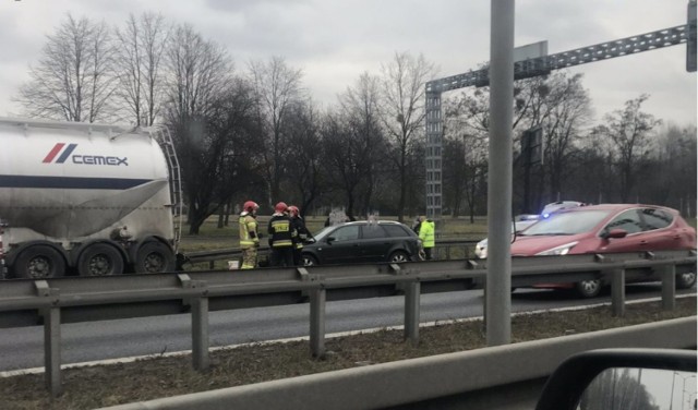 Wypadek na DK86 w Katowicach: Osobówka zderzyła się z samochodem ciężarowym. Jednak osoba jest poszkodowana, to kierowca osobówki