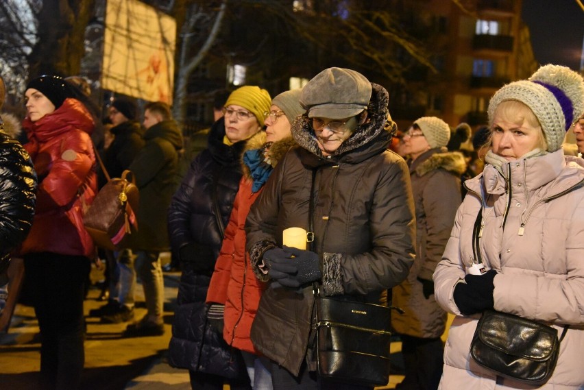 Ulicami Jarosławia w wieczornej drodze krzyżowej przeszły tłumy wiernych [ZDJĘCIA, WIDEO]