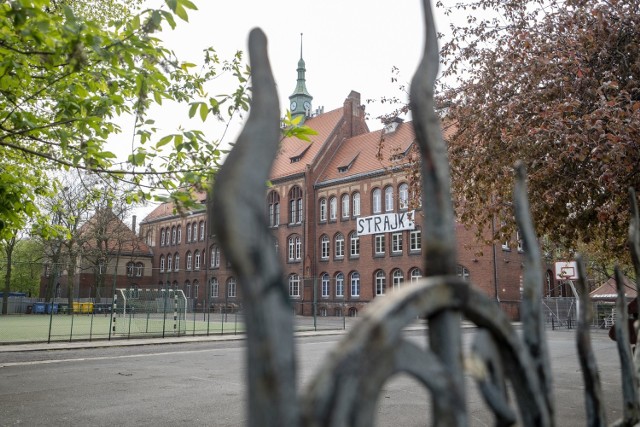 Przez 100 lat mury „Marcinka” opuściło 13 273 absolwentów. O szkole mówi się, że jest kuźnią lekarzy i prawników. Ale nie tylko! 

Charakterystyczne mury z czerwonej cegły opuścili profesorowie, artyści, biznesmeni, a także politycy.

Zobacz, kto uczył się w słynnym I LO w Poznaniu --->