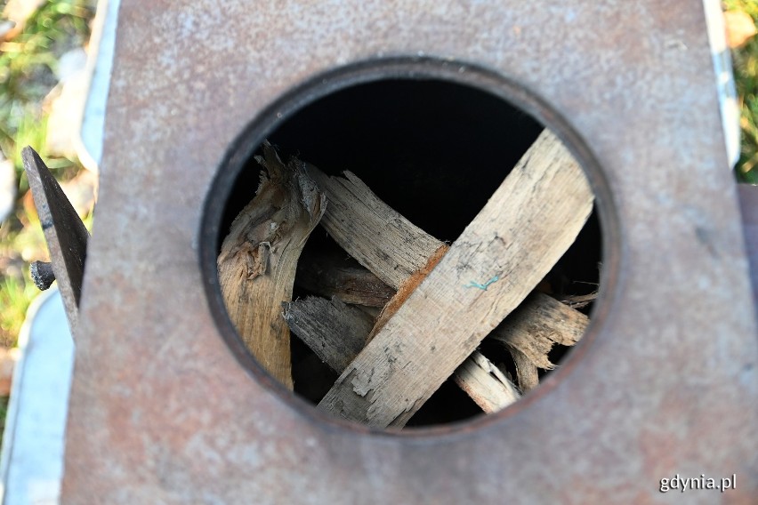 Strażnicy miejscy z gdyńskiego Ekopatrolu zaprezentowali mieszkańcom, jak palić w piecu, aby nie zatruwać środowiska ZDJĘCIA