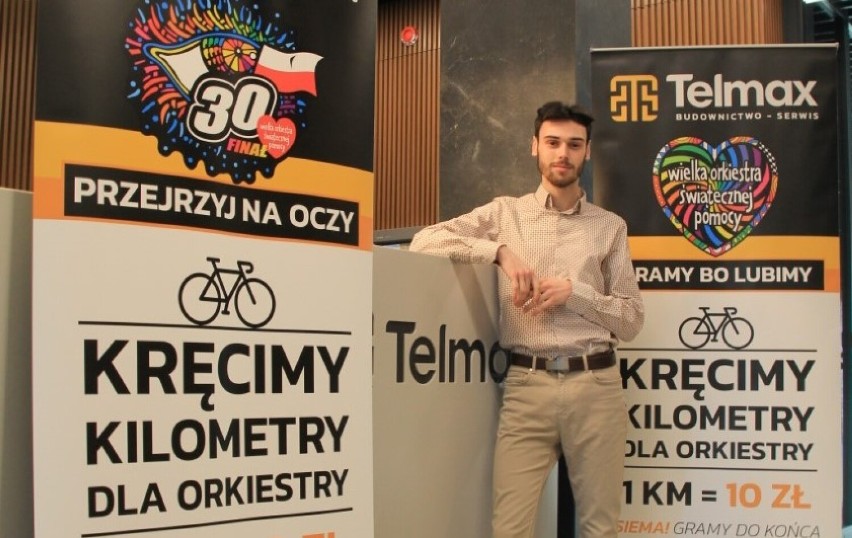 Mikołaj Mazur prezentuje plakaty akcji "Kręcimy kilometry...