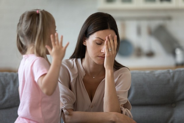 Zmęczona mama może sięgnąć po werbalny arsenał władzy rodzicielskiej. Słyszeliście takie słowa w dzieciństwie?