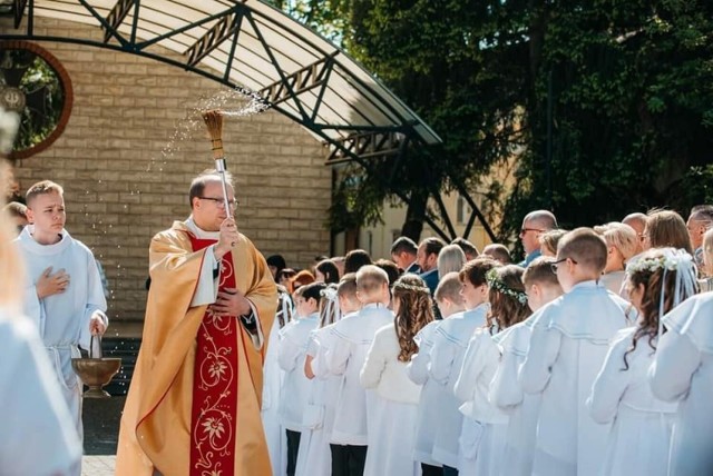 Pierwsza Komunia Święta w Parafii Świętego Mikołaja w Końskich. Więcej na kolejnych zdjęciach