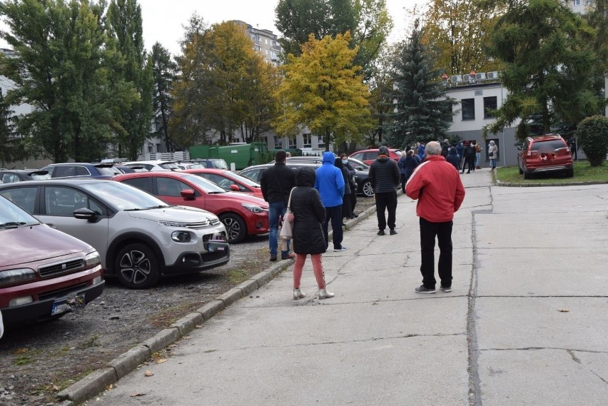 Bardzo długie kolejki, do poboru wymazów na obecność...