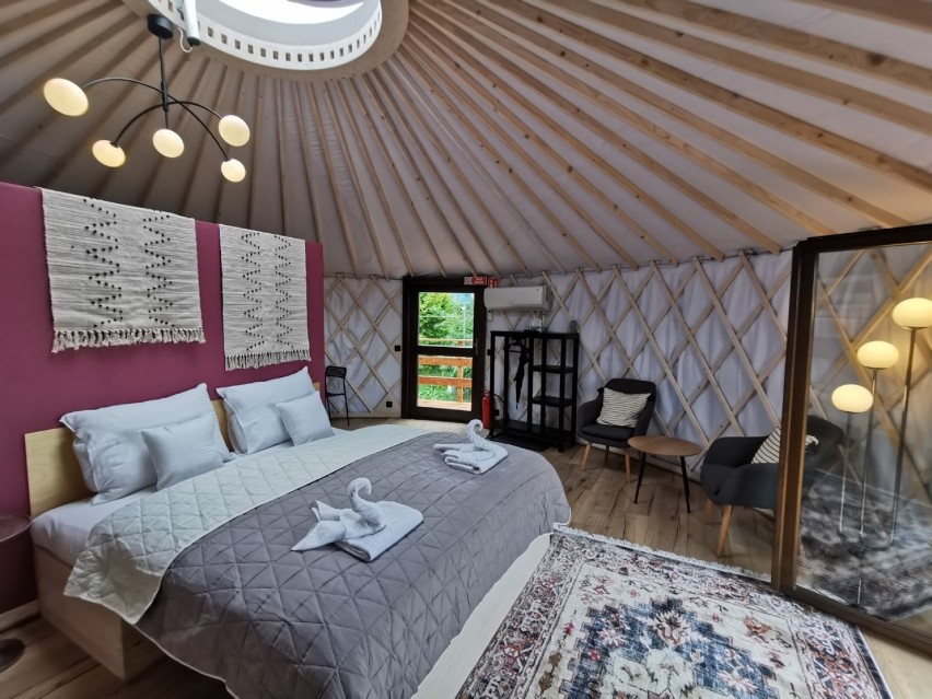 Azjatyckie jurty w Gajówce na Dolnym Śląsku. Spędź zimową noc w luksusowym namiocie i wypocznij w bliskości z naturą! [ZDJĘCIA]