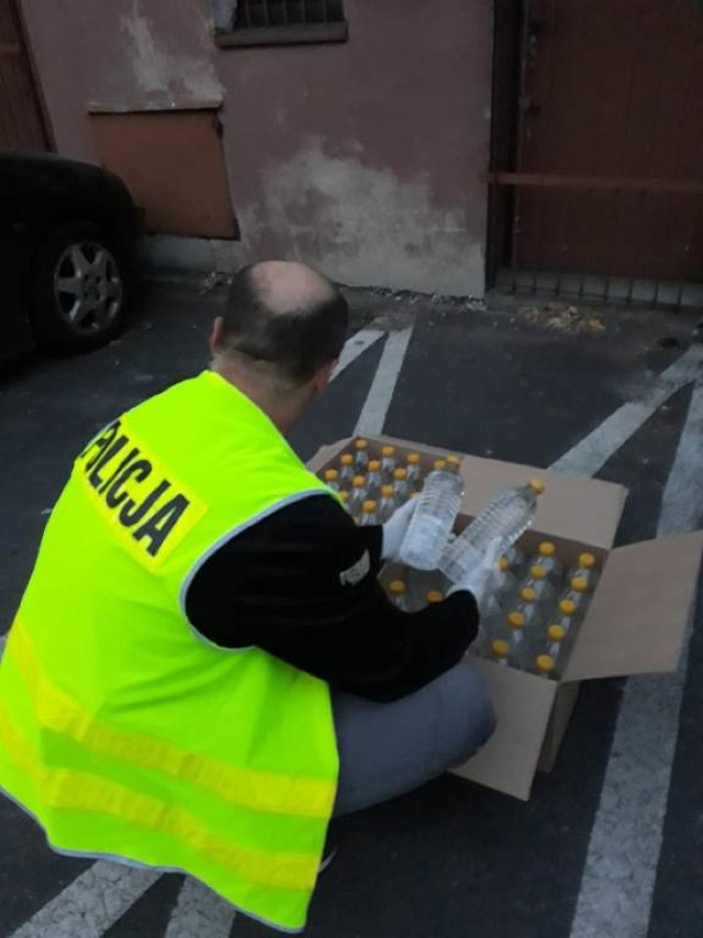Policja w Kaliszu zarekwirowała ponad 2000 litrów nielegalnego alkoholu