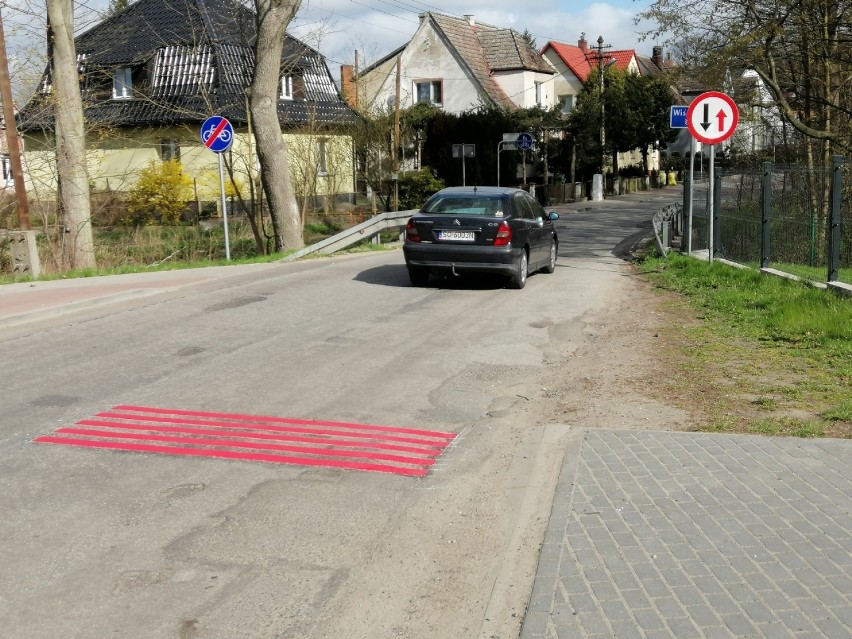 Czerwone pasy na ul. Spacerowej w Goleniowie. "Wibracje czuć na całej długości" 