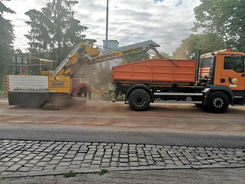 Plama oleju na ul. Focha w Grudziądzu. Wylał się z beczki przewożonej na przyczepce [zdjęcia]