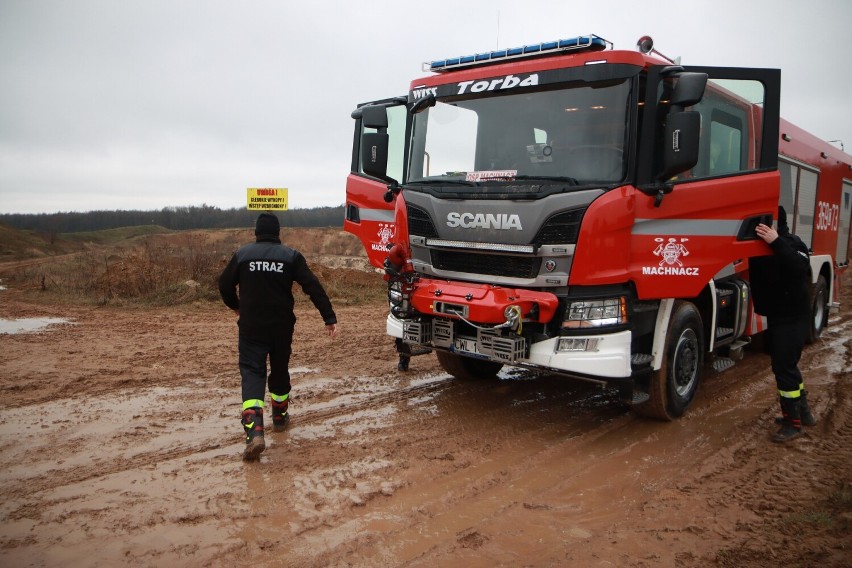Szkolenie strażaków w jeździe w trudnych warunkach, w...