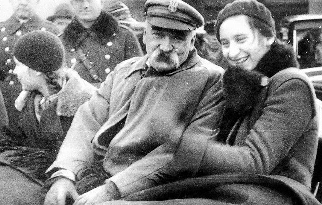 Józef Piłsudski z córkami Wandą (z prawej) i Jadwigą (z lewej) na saniach podczas wypoczynku w Krynicy. Rok 1934. Był bardzo kochającym ojcem