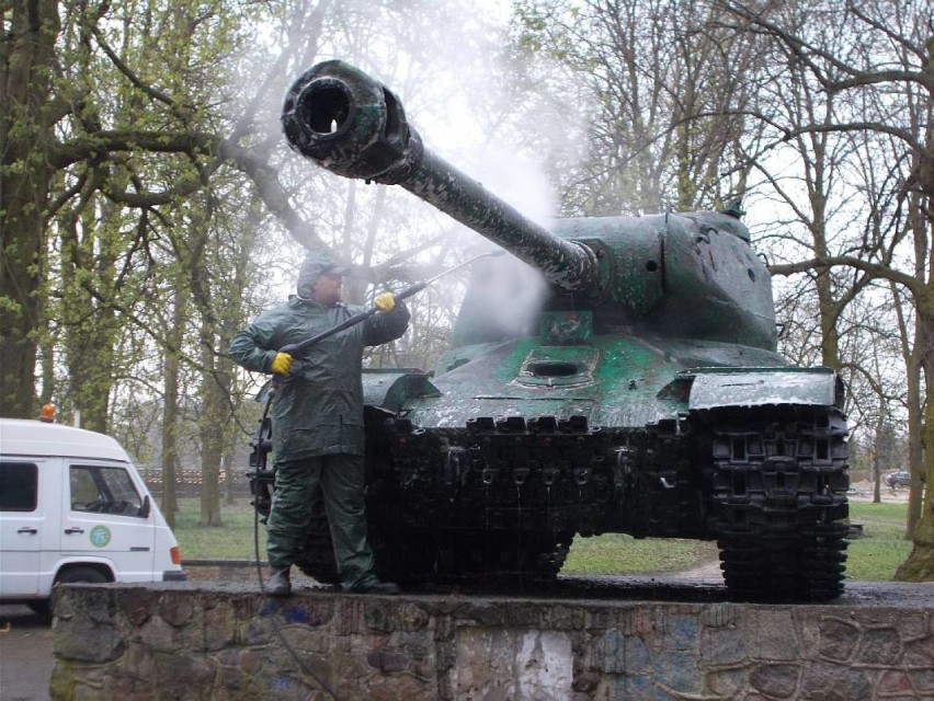 Prace renowacyjne czołgu IS-2 w Pyrzycach [ZDJECIA] 