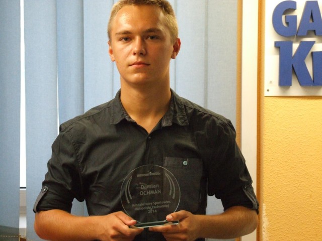 Damian Ochman prezentuje pamiątkową statuetkę dla Młodzieżowego Sportowca zachodniej Małopolski 2014.