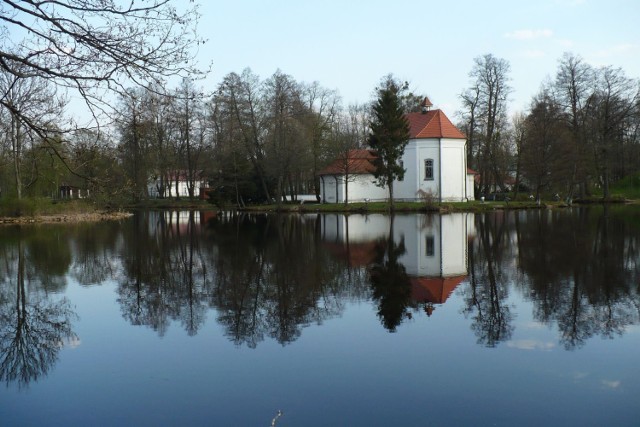 Kościół na wodzie w Zwierzyńcu, wybudowany w XVIII w., z inicjatywy Tomasza i Teresy Zamoyskich.
