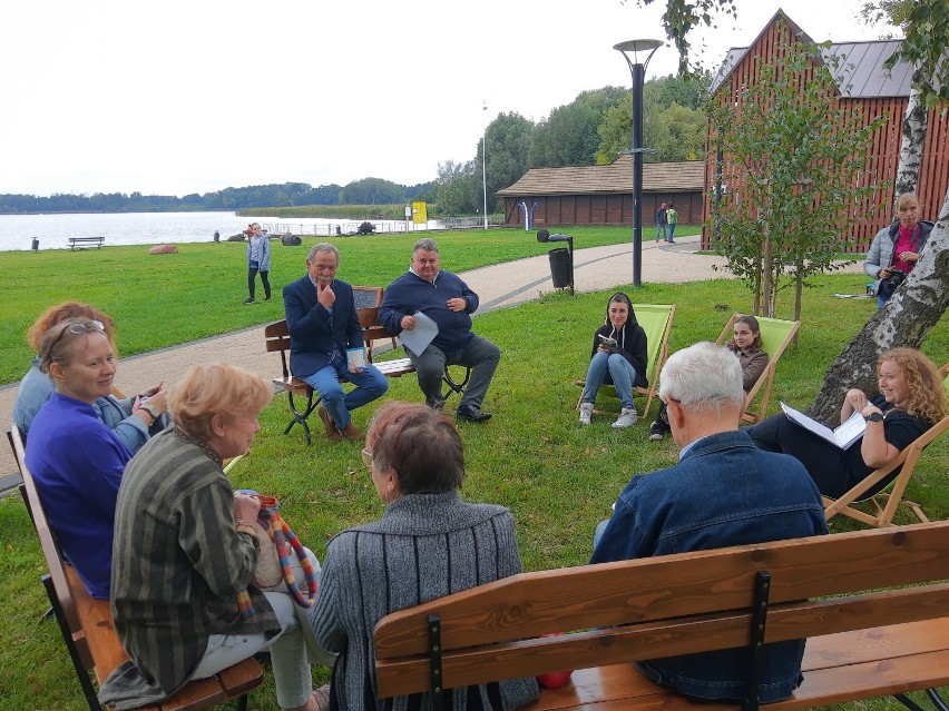 Narodowe Czytanie nad brzegiem pniewskiego jeziora