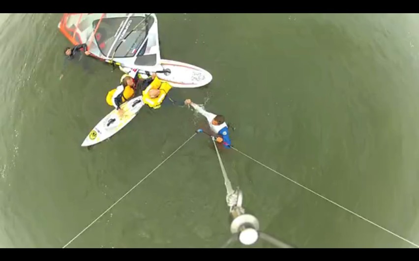 Grupa windsurferów uratowała życie dwóm żeglarzom, którzy...