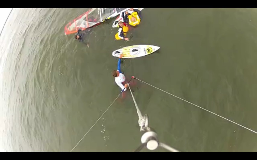 Grupa windsurferów uratowała życie dwóm żeglarzom, którzy...