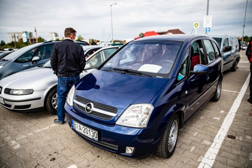 Białystok. Giełda samochodowa przy Andersa działa