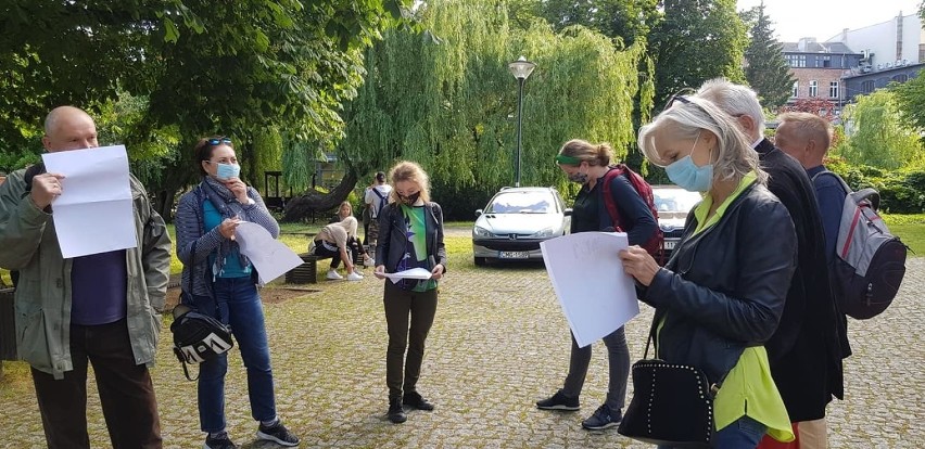 Wolontariusze i członkowie stowarzyszenia MODrzew liczą...