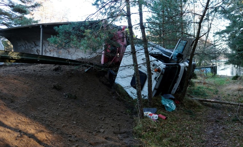 Ciężarówka z naczepą zablokowała drogę wojewódzką 236 w...