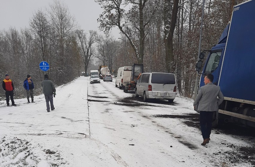 Z powodu opadów śniegu droga do żarskich Kunic była bardzo długo zablokowana. Gdzie byli drogowcy?