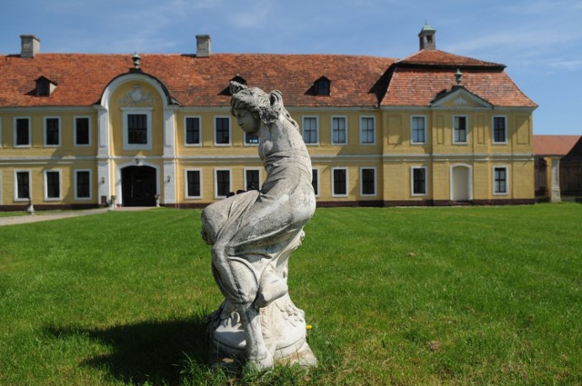 Hrabia Brühl wyraził w testamencie życzenie, by porcelanowe dzieło sztuki było dziedziczone przez kolejnych spadkobierców w całości. Długie lata serwis służył właścicielom majątku w Brodach. W czasie II wojny światowej, a zwłaszcza po wkroczeniu Armii Czerwonej uległ częściowo zniszczeniu, część zaś została rozszabrowana.