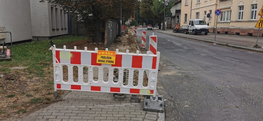 Góra. Na ulicy Zielonej w Górze powstaje nowy chodnik. To kolejna inwestycja drogowa w tej części miasta [ZDJĘCIA]