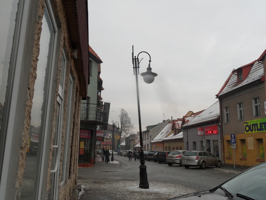 Zagrożenie w żorskim Śródmieściu: Pochylona latarnia na Starym Mieście w Żorach