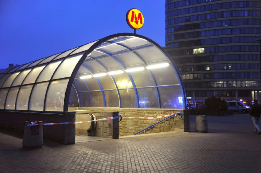 Ewakuacja metra w Warszawie: "Ludzie uciekajcie!" Gęsty dym w tunelu [zdjęcia]