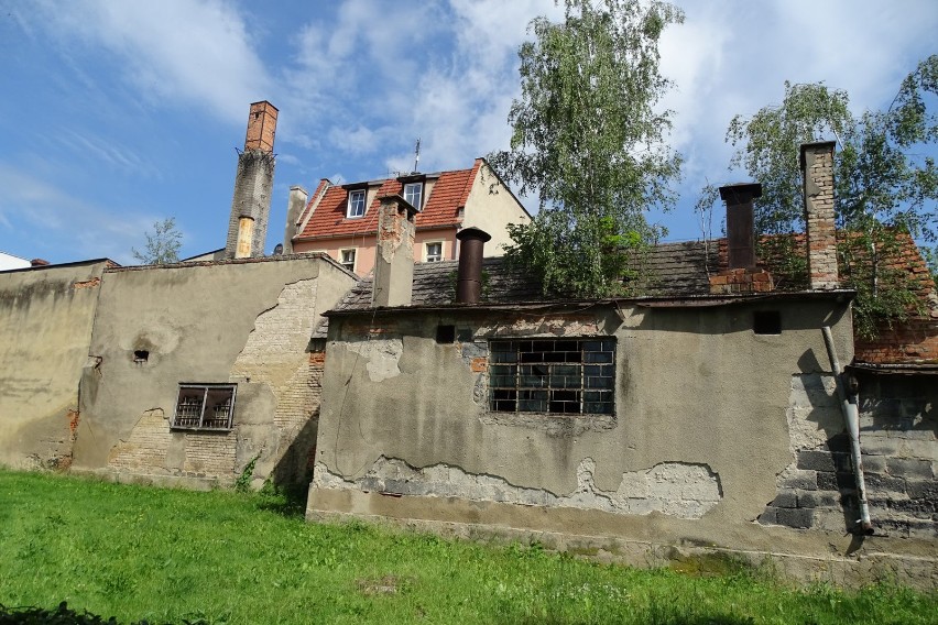 Azbestowe dachy pod oknami bloków