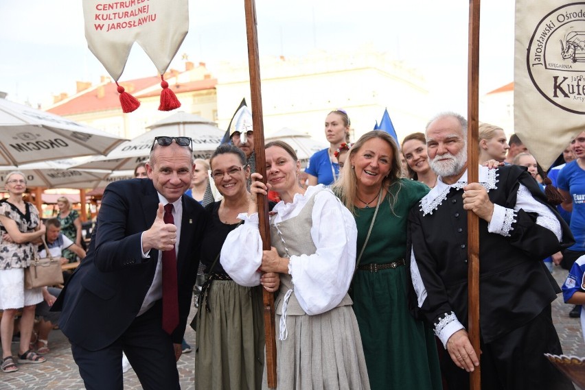 Jarmark Jarosławski rozpoczęty! Barwnym korowodem zainaugurowano imprezę [WIDEO, ZDJĘCIA]