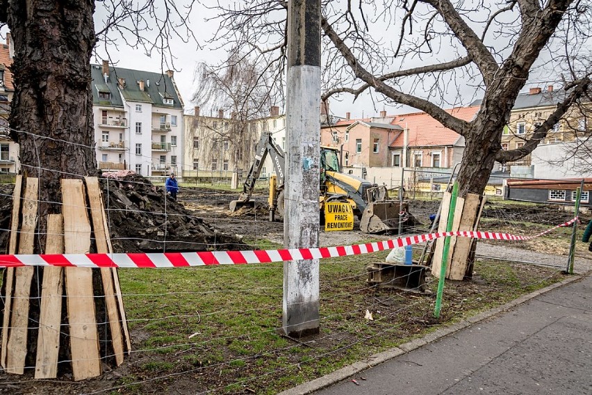 Wałbrzych: Ruszyły prace przy "Skwerze Smoleńskim" (ZDJĘCIA)