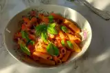 Penne all’ arrabbiata na włoską nutę. Odkryj przepis na makaron z ostrą papryczką chili. Znamy sposób na wyrazistszy smak