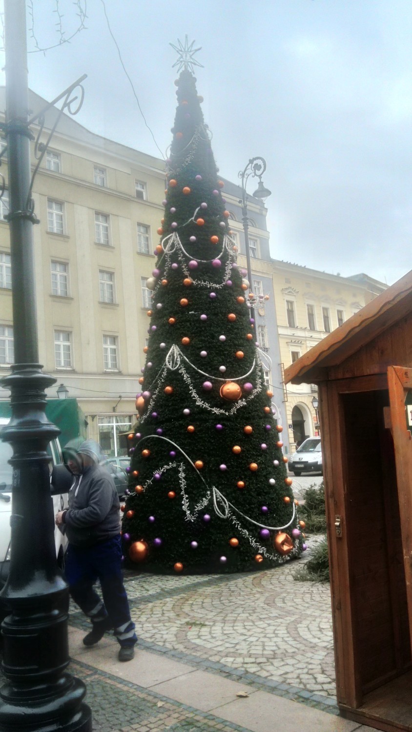 Trwają ostatnie przygotowania do Jarmarku Bożonarodzeniowego...