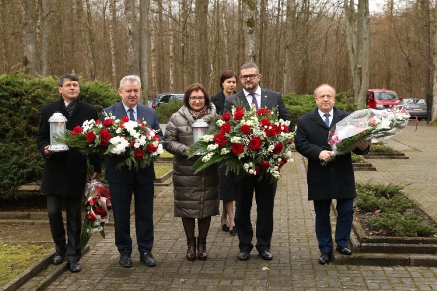 Ambasador Łotwy złożył kwiaty na cmentarzu w Krępie Kaszubskiej [ZDJĘCIA]