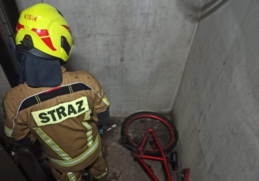 Wypadek w Pszczółkach. Dziecko utknęło pod windą