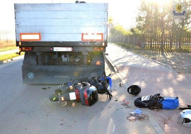 Wypadek w Kokoszkowych: motorowerzysta wjechał w ciężarówkę
