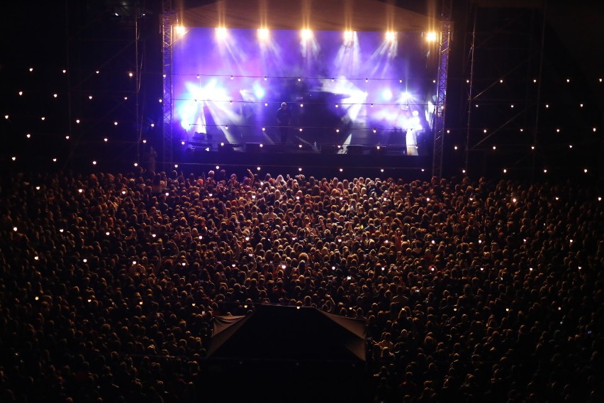 Raper zagrał plenerowy koncert na skwerku Millenium Hall....