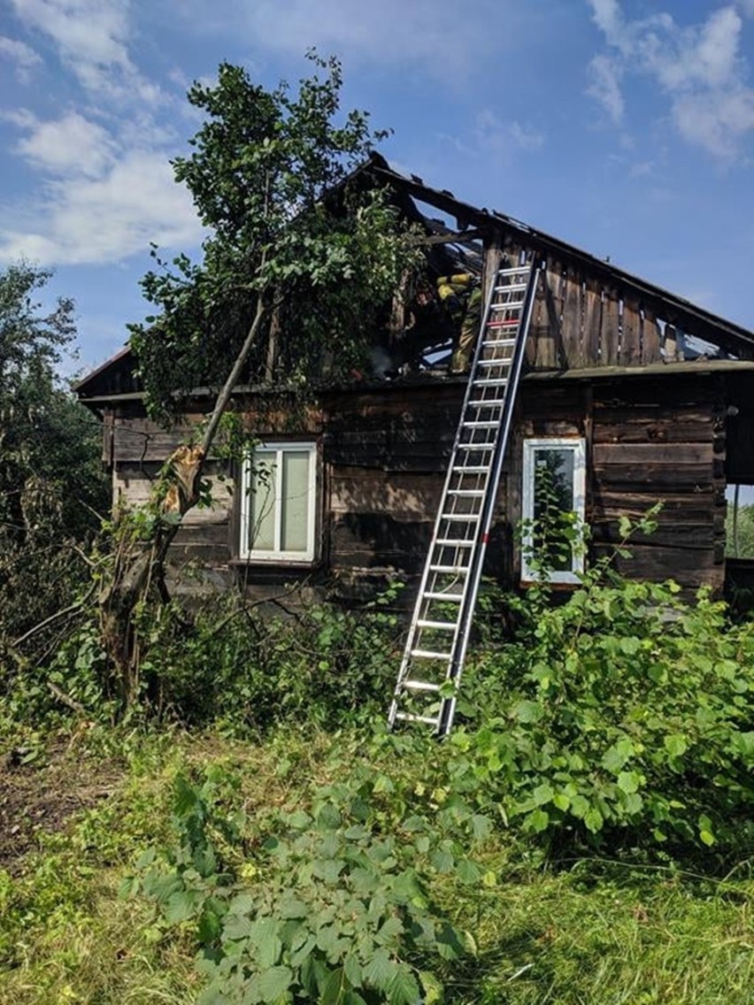 Powiat opolski: W dach uderzył piorun. Drewniany dom stanął w płomieniach 