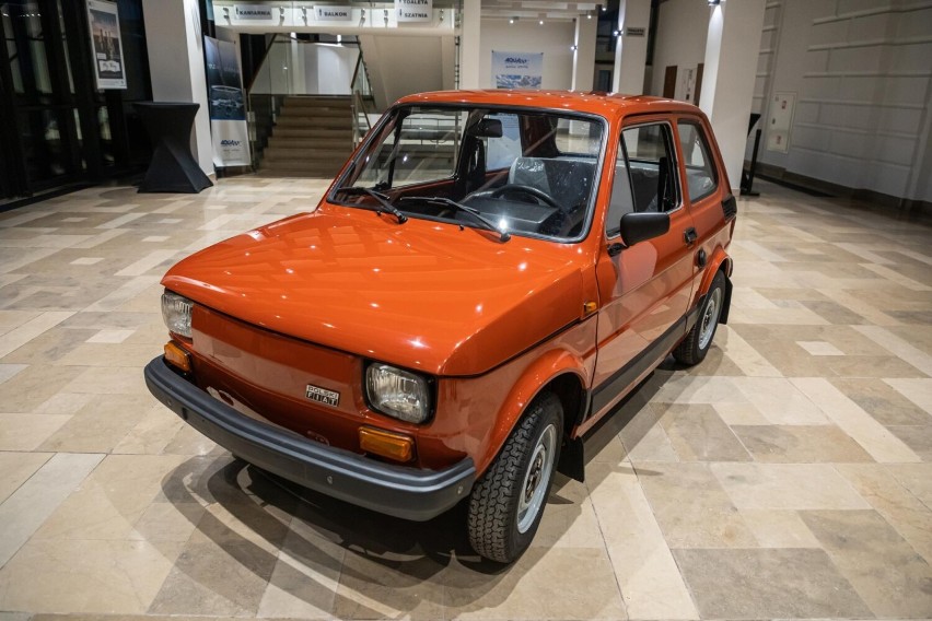 Kolekcjonerski fiat 126p stanął w Bielskim Centrum Kultury. Maluszka kupiło miasto