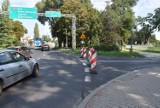 Ulica Koszarowa na głogowskiej starówce czasowo zamknięta dla ruchu. Trwa przesuwanie przejścia dla pieszych