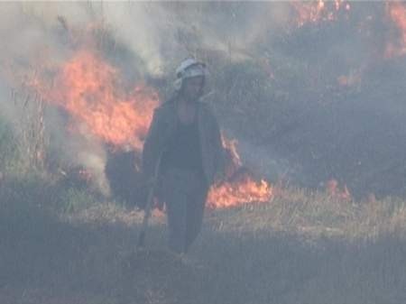 Wypalanie traw dopiero się zaczęło. Na zdjęciu strażak z Trzcianki gasi ogień na polu w Stobnie. Fot. G. Bielawski