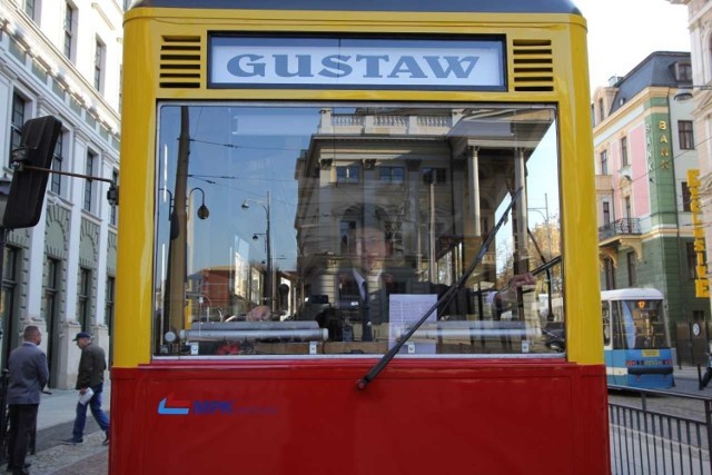 Wagon Konstal typu N wyprodukowany w roku 1950. Tramwaje typu N były eksploatowane w MPK Wrocław od lat 50. XX wieku. Zaczęto je sukcesywnie wycofywać po pojawieniu się tramwajów Konstal 105 Na i 102 Na. Kilka egzemplarzy zachowano i przekształcono w pojazdy techniczne, w tym właśnie Gustawa - wagon silnikowy G-091. Przez lata tramwaj wspomagał prace na zajezdni tramwajowej nr VI przy ul. Wróblewskiego. Służył do transportu wózków jezdnych, pracował z pługiem przy odśnieżaniu, czy wyjeżdżał do napraw tramwajów na trasie. Po zamknięciu zajezdni na Dąbiu w 2014 r. przekazano go na zajezdnię nr II przy ul. Słowiańskiej i dzięki dbałości pracowników zaplecza technicznego utrzymywany był w sprawności. Gustaw został wyremontowany, przywrócony do świetności i od 2018 roku służy w MPK w nowej roli. Jest to tramwaj historyczny, który kursuje na specjalnych liniach MPK. Taką linią specjalną były m.in. turystyczna w sezonie letnim, linia T-WOŚP podczas Wielkiej Orkiestry Świątecznej Pomocy czy patriotyczna linii organizowana podczas święta rocznicy odzyskania przez Polskę niepodległości. Gustawa można również wynająć i zorganizować sobie indywidualną wycieczkę po stolicy Dolnego Śląska. W tym roku linia turystyczna uruchomiona zostanie 1 maja, a trasa Gustawa najprawdopodobniej będzie podobna do tej z ubiegłego roku.