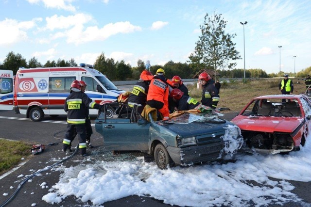 Strażacy zachęcają kierowców do umieszczania w autach kart ratowniczych. 
