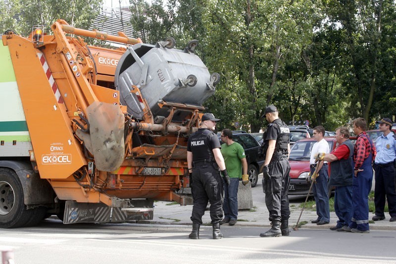 Legnica: Policjanci szukali noworodka w śmieciach (ZDJĘCIA)