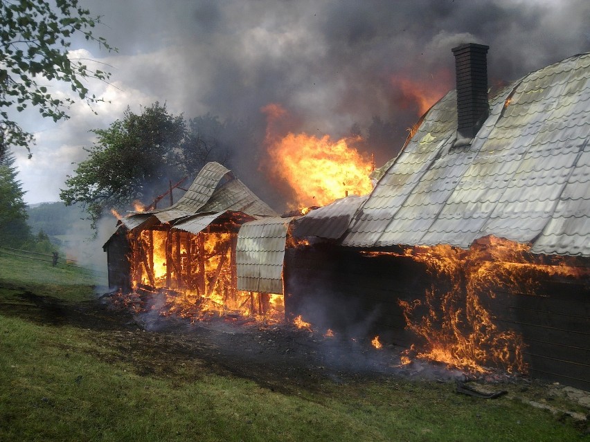 Na Oźnej w gminie Rajcza spłonął dom mieszkalny. Strażacy mieli problemy z dojazdem do pożaru FOTKI